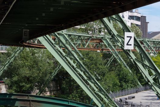 The supporting framework of the Wuppertaler suspension railway consists of a steel framework with inclined supports and suspended steel bridges so-called Rieppelträger. 