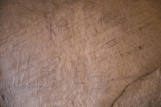 On the face of the external rock, dozens of rock drawings can be seen. Most of the drawings are of animals Ibex and ostrich deer and of hunters. On the rocks around are mining holes and tunnels.