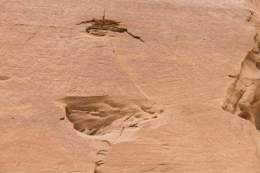 On the face of the external rock, dozens of rock drawings can be seen. Most of the drawings are of animals Ibex and ostrich deer and of hunters. On the rocks around are mining holes and tunnels.