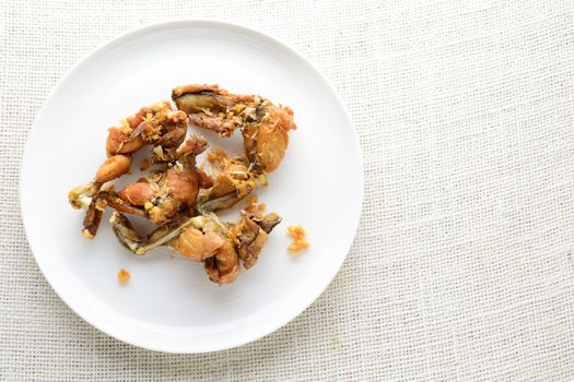 Crispy frogs legs with garlic and tarragon. Quick and easy frog leg recipe.
