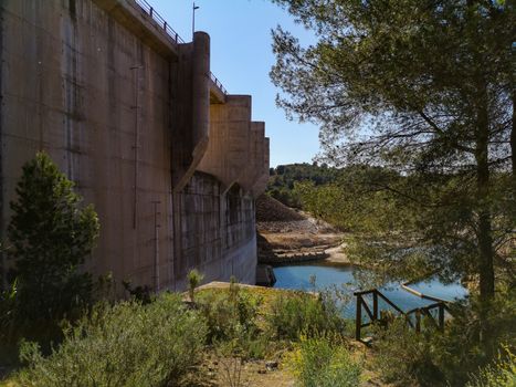 View of the Palancia River dam upon arrival in Algar