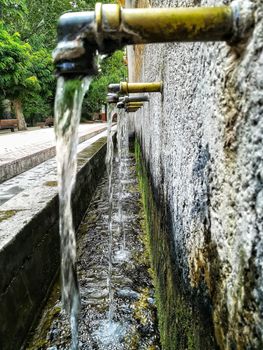 Source of 50 pipes with faucets aged and aligned