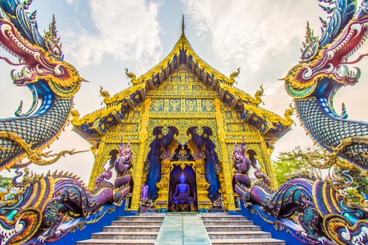 This place is a popular tourist attraction in Chiang Rai. The beautiful statues in Wat rong sua ten.