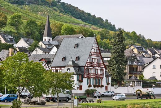 The Mosel valley is one of the most beautiful parts of Germany. On both sides of the river, romantic castles tower over endless vineyards, where excellent white grapes are grown