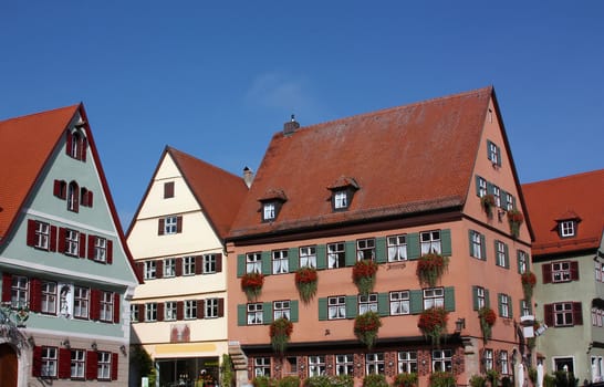 This old Franconian town is one of the best-preserved medieval urban complexes in Germany. The walls surrounding the city include four towers – Wornitzer, Nordlinger, Seringer and Rothenburger Tor – which are all almost intact. 