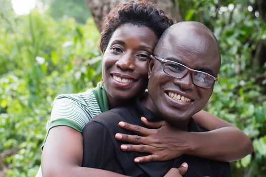 on holiday, this couple is happy to be in company with the pure air of the countryside.