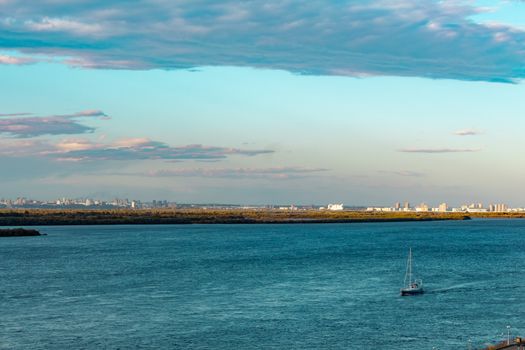 The yacht returns to the pier.