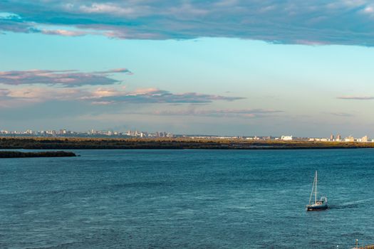 The yacht returns to the pier.