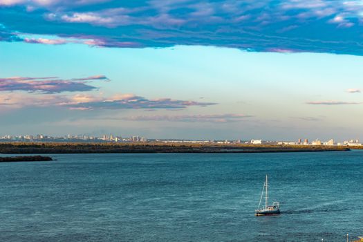 The yacht returns to the pier.