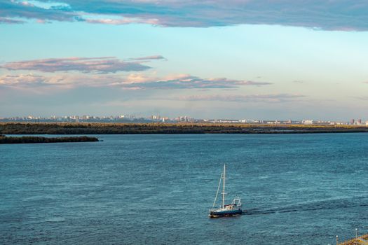 The yacht returns to the pier.