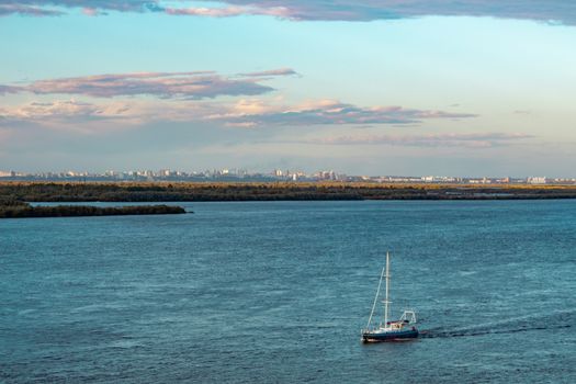 The yacht returns to the pier.