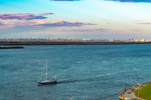 The yacht returns to the pier.