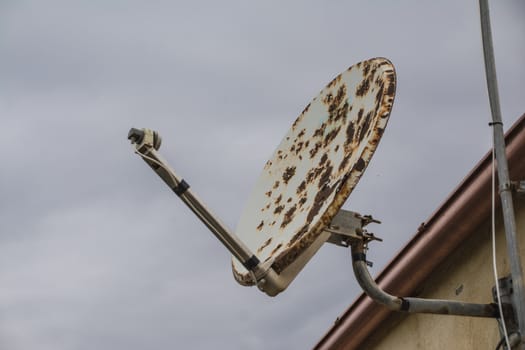 Rusty parabolic antenna now obsolete and to be replaced
