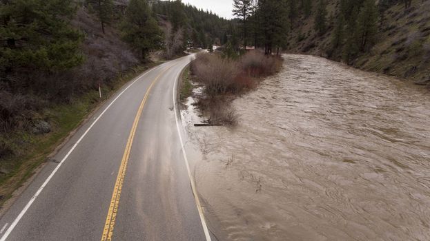 water is flooding from the river onto the street