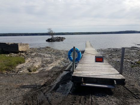 wooden boardwalk or pier with ferme or closed in French sign