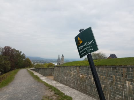 attention danger of falling sign in French and English in Quebec, Canada