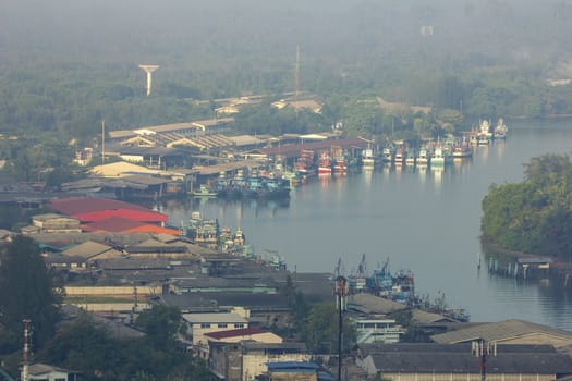 Fishing village Live by the river near the sea Fishing boat docked Waiting out for fish at night	

