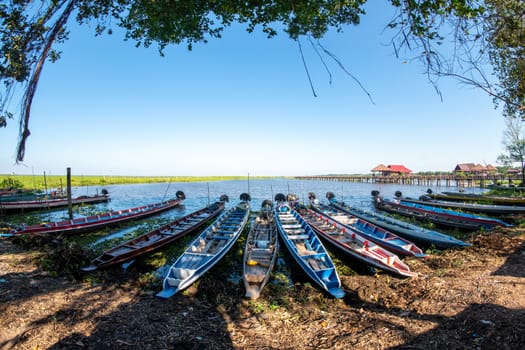 Gondola, hiring boat, motorized boat Park along the banks of the river to wait for tourists.