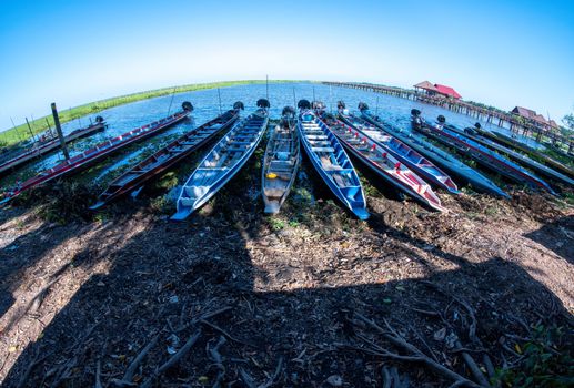 Gondola, hiring boat, motorized boat Park along the banks of the river to wait for tourists.