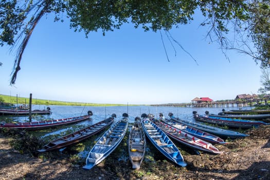 Gondola, hiring boat, motorized boat Park along the banks of the river to wait for tourists.