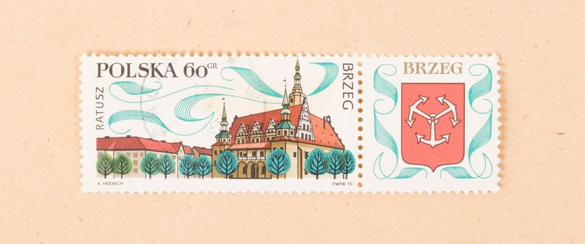 POLAND - CIRCA 1970: A stamp printed in Poland shows a large building, circa 1970