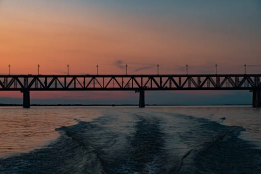 Splashes of water from the boat at sunset