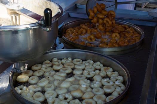 "Lokma" dessert; Prepared with flour, yeast, salt and sugar, prepared by frying in oil and sweetened with dark-colored syrup.