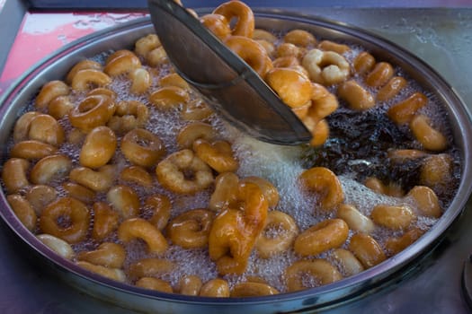 "Lokma" dessert; Prepared with flour, yeast, salt and sugar, prepared by frying in oil and sweetened with dark-colored syrup.