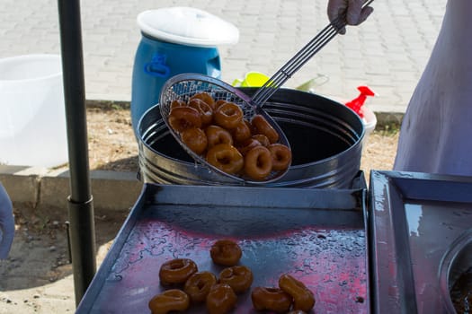 "Lokma" dessert; Prepared with flour, yeast, salt and sugar, prepared by frying in oil and sweetened with dark-colored syrup.