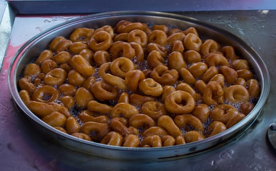 "Lokma" dessert; Prepared with flour, yeast, salt and sugar, prepared by frying in oil and sweetened with dark-colored syrup.