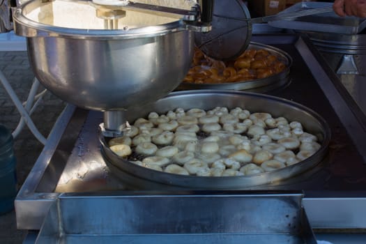 "Lokma" dessert; Prepared with flour, yeast, salt and sugar, prepared by frying in oil and sweetened with dark-colored syrup.