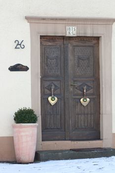 an old, beautifully decorated front door,     eine alte, sch�n verzierte Haust�r,