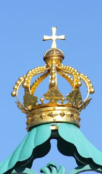 Golden crown with a Christian cross    Goldene Krone mit christlichem Kreuz