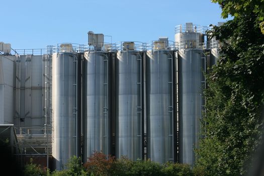 Industrial plant for chemical production, with trees and blue sky  Industrieanlage f�r Chemische Produktion,mit B�umen und blauem Himmel