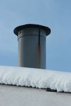 Chimney with cover, on snow-capped roof     Schornstein mit Abdeckhaube,auf Schneebedeckten Dach