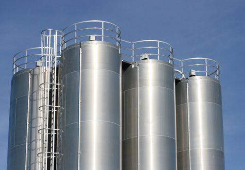 View of an industrial plant with large aluminum tanks Blick auf eine Industrie Anlage mit gro�en Aluminiumtanks