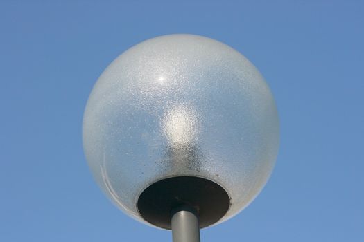 a street lamp with a large, spherical glass body    eine Strassenlampe mit gro�em,kugelf�rmigen Glask�rper