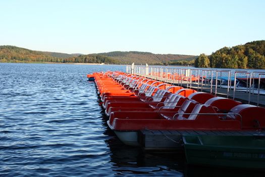 moored at the dock, red pedal boats    am Anlegesteg festgemachte,rote Tretboote