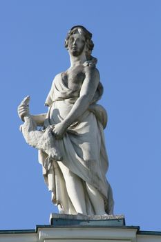 Statue of a beautiful woman wearing a toga        Statue einer sch�nen Frau mit einer Toga bekleidet