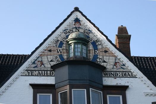 Residential building with a facade painted on the Wind Rose     Wohnhaus mit einer auf die Fassade aufgemalte Windrose