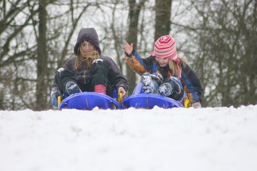 two blonde girls having fun in the snow  zwei blonde M�dchen haben Spass im Schnee
