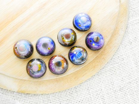 Create galaxy drink coasters using resin, glitter and pigment powders, handmade items. Suitable for keychains, necklace and pendant.
