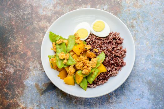 Stir Fry Snow Peas with pumpkin and chicken, served with brown rice and boiled egg
