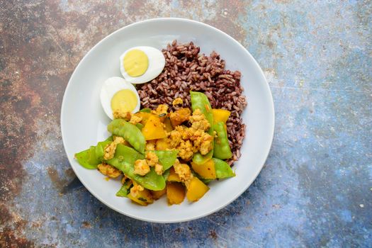 Stir Fry Snow Peas with pumpkin and chicken, served with brown rice and boiled egg
