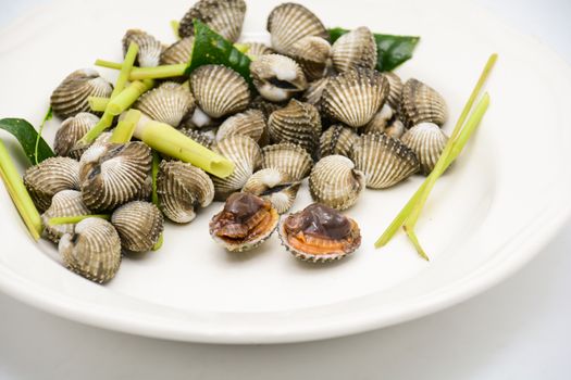 Boiled cockles or scallops with seafood sauce