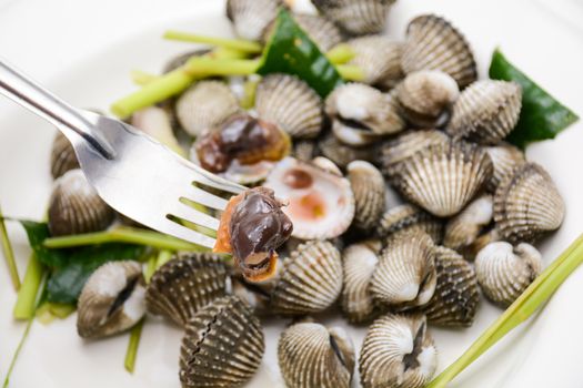 Boiled cockles or scallops with seafood sauce