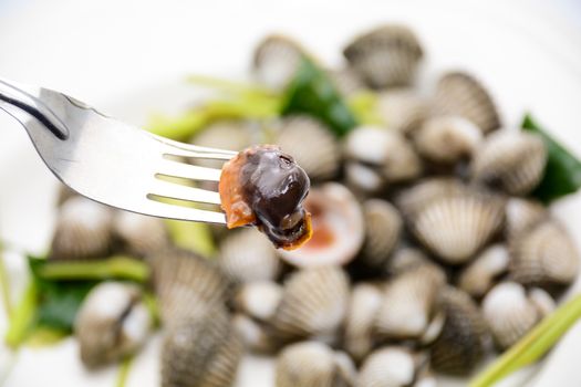 Boiled cockles or scallops with seafood sauce