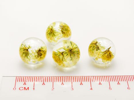 Flowers in Epoxy Resin, Preserving fresh flowers in resin means preparing the flowers first by drying them and covering them with a spray resin so they can hold up to the process. 
