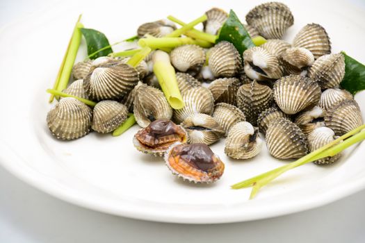 Boiled cockles or scallops with seafood sauce