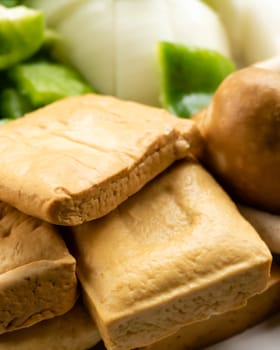 Green peppers, tofu, onion, and mushrooms in plate